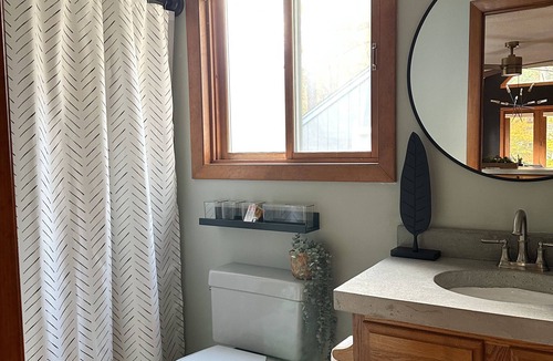 Silver Lake Ski Chalet | Modern chalet, walk to swimming and playground, perfect for families