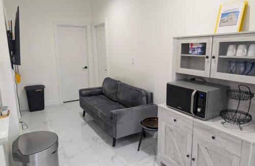 Elmont Apartment | Modern Comfort - Minimal Style