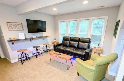 North Chesterfield House | Modern Comforts, Classic Charm: Neighborhood Gem