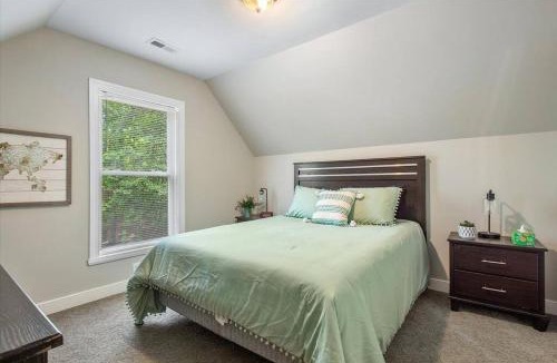 North Chesterfield House | Modern Comforts, Classic Charm: Neighborhood Gem