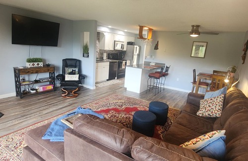 Bartlett Condo | Modern condo | Mins to many local attractions| Nordic Village Amenities