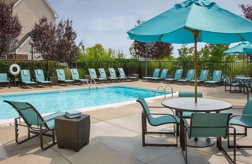Charleston Apartment | Modern Convenience Meets Comfort in Charleston! Pool, Pets are Allowed Here
