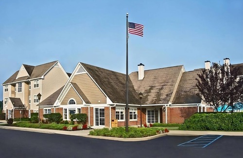 Charleston Apartment | Modern Convenience Meets Comfort in Charleston! Pool, Pets are Allowed Here