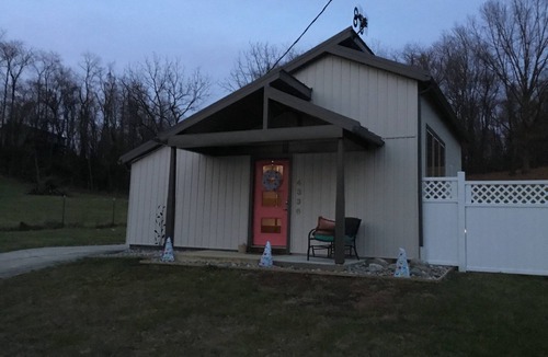 Columbia Cottage | Modern country cottage that is dog friendly with a fenced-in yard.