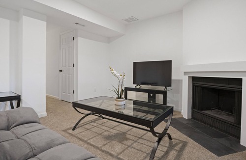 Stafford House | Modern, Elegant & Artsy 3bed 3 bath Townhome like New!