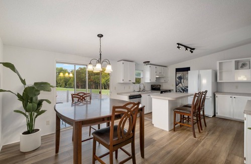 Shelbyville House | Modern, Farmhouse Experience-From our Farm to your Table -family& pet friendly