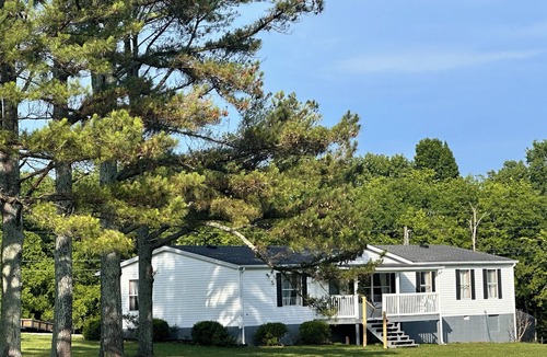 Shelbyville House | Modern, Farmhouse Experience-From our Farm to your Table -family& pet friendly