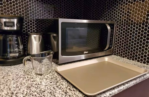 Niagara Falls Apartment | Modern Getaway, Single Bedroom Full Apartment
