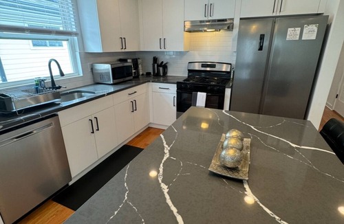 Elizabeth Apartment | Modern & Luxurious NYC-Themed 3-Bedroom Apartment Located Inside Gated Community
