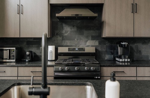 Tannersville House | Modern Luxury 2-bedroom house in peaceful Haines Falls with AC, WiFi, Large TVs