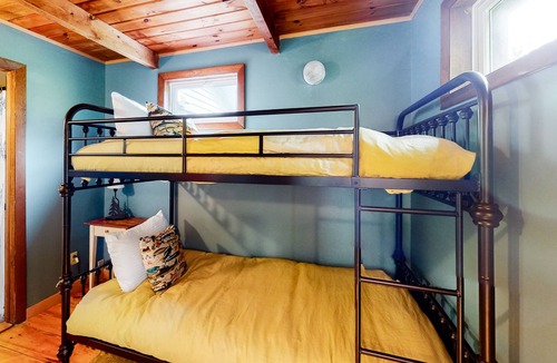 Eastern Vermont House | Modern mountain view cottage with full kitchen, W/D, firepit, & fast WiFi