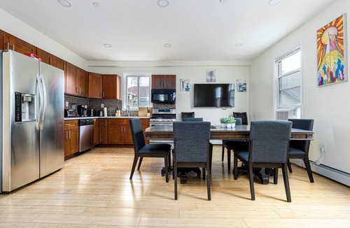 Jamaica Hills Apartment | Modern NYC Escape – Walk to Subway, 15 Mins to JFK/LGA, 30 Mins to Manhattan!