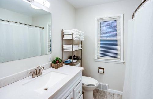 East Rochester House | Modern & Quiet Suburban Ranch Mins to Dtwn/Stores