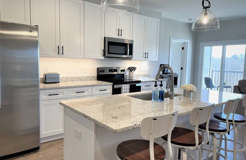 Forest Condo | Modern Top-level 2BR/2BA Condo w/Private Balcony in a Secured Bldg w/Elevator!
