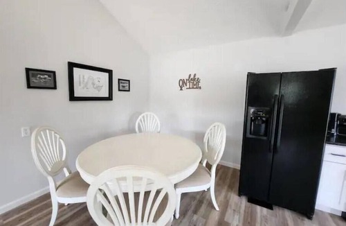 Waverly Apartment | Modern Waterfront Apt Lake White
