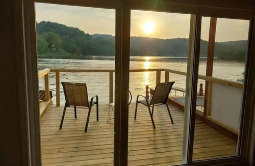 Waverly Apartment | Modern Waterfront Apt Lake White