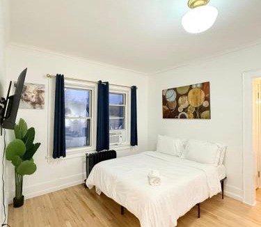 East Avenue Apartment | Modernstudioqueenbedworkspacehighspeedwifi
