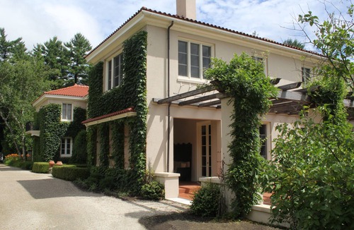 Richmond House | Morning Face - Berkshire estate with heated pool, views and privacy.