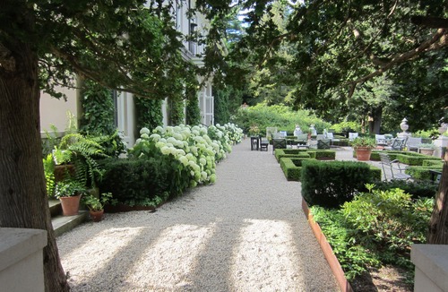 Richmond House | Morning Face - Berkshire estate with heated pool, views and privacy.