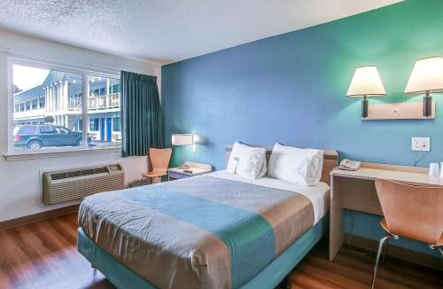 Coos Bay Hotel | Motel 6-Coos Bay, OR