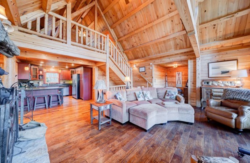 Wilmington Cabin | Mount Snow Cabin with Private Hot Tub by RedAwning
