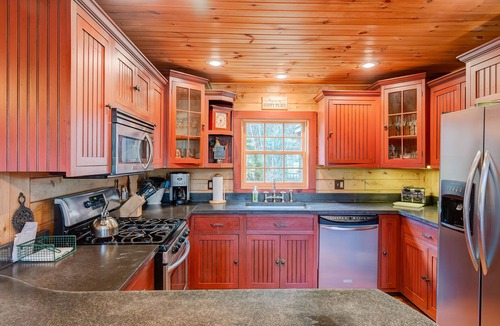 Wilmington Cabin | Mount Snow Cabin with Private Hot Tub by RedAwning