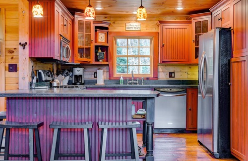 Wilmington Cabin | Mount Snow Cabin with Private Hot Tub by RedAwning