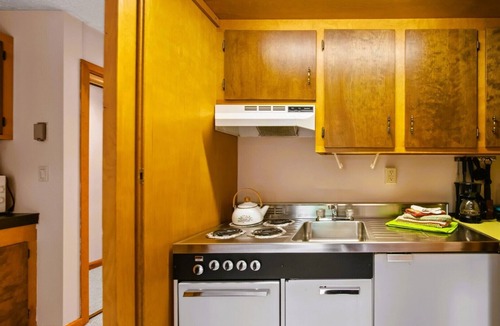 Stoneham Cabin | Mountain Lodge Vibes | Studio Stay Near Hiking & Lakes