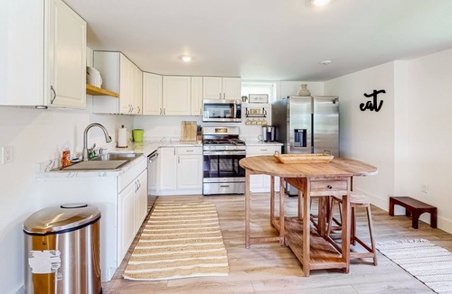Morrisville House | Mountain-view hideaway with swimming pond & washer/dryer - dogs welcome