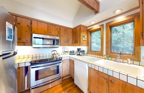 Plymouth House | Mountain-view home with deck - minutes to Okemo Mountain & Skyeship Gondola