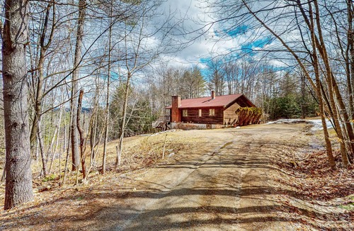 Cavendish House | Mountain-view lodge with deck, fireplace, pool table, W/D & fast WiFi