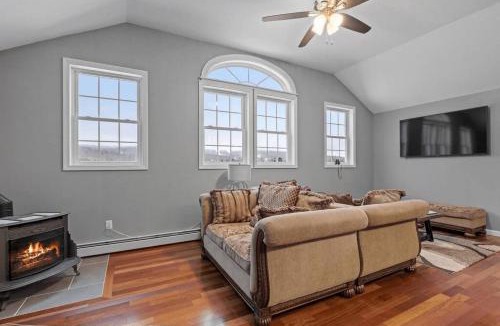 Danbury Apartment | Mountain View Suite