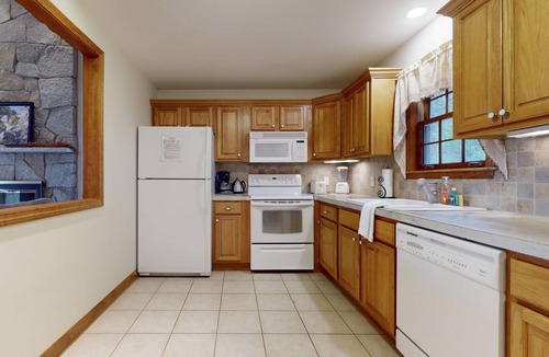 Springfield House | Mountain view home with deck, wood fireplace, washer/dryer, and high-speed WiFi