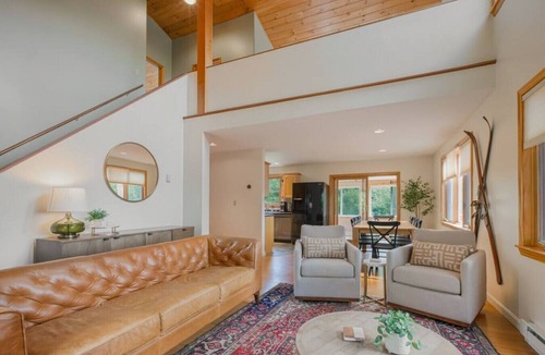 Jefferson Apartment | Mountain Views, Hot Tub near Hiking, Ski & Santa`s Village