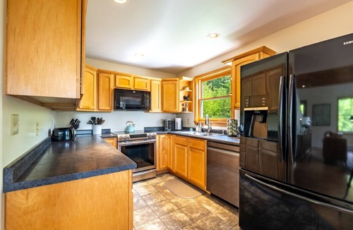 Jefferson Apartment | Mountain Views, Hot Tub near Hiking, Ski & Santa`s Village