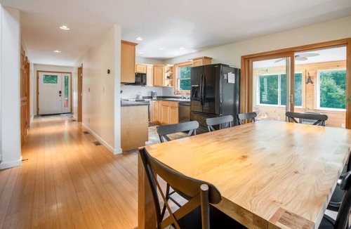 Jefferson Apartment | Mountain Views, Hot Tub near Hiking, Ski & Santa`s Village