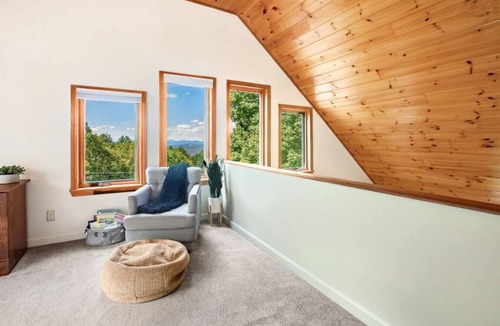 Jefferson Apartment | Mountain Views, Hot Tub near Hiking, Ski & Santa`s Village