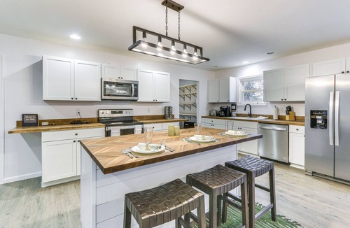Mount Jackson House | Mt Jackson Home w/Hot Tub ~ 2 Mi to Bryce Resort!