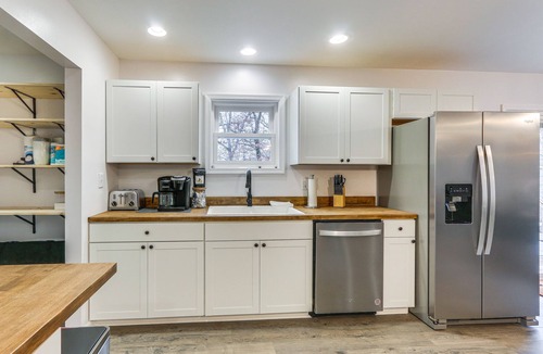 Mount Jackson House | Mt Jackson Home w/Hot Tub ~ 2 Mi to Bryce Resort!