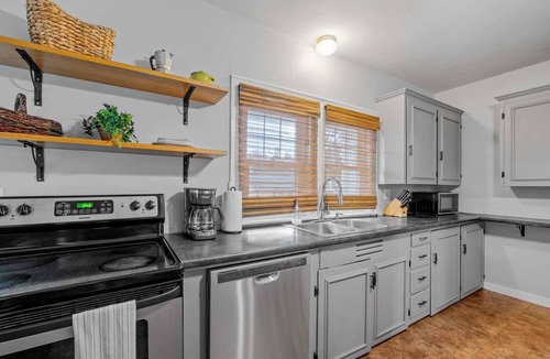 Manchester House | N End Single Fam. 4 Bed/2Ba w/office & Private W/D