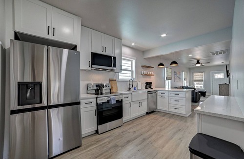 San Jacinto House | Nautical Nest - 1 block to the Beach, Newly Renovated