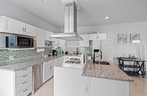 Greater Heights Apartment | Near Downtown Heights Apt | Yard Terrace WiFi Desk