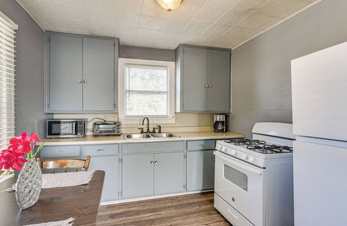 Lakeview  Jefferson County Apartment | Near Sabine Lake: Pet-Friendly Apt in Port Arthur