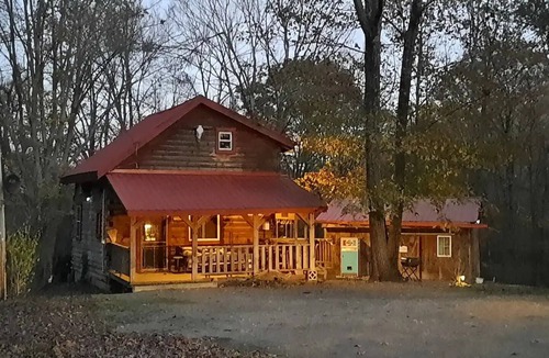 Glouster Cabin | Nestled in nature, quaint & cozy little upscale rustic cabin. n