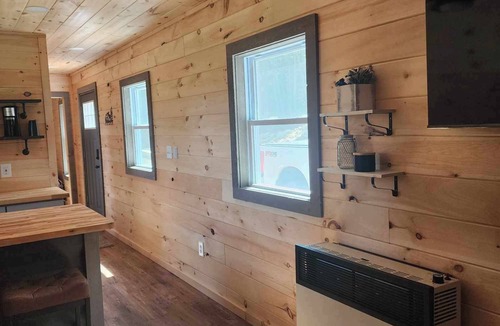 Errol Cabin | New 1 bedroom Container cabin with direct trail access (cabin 3)