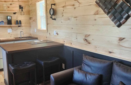 Errol Cabin | New 2 Bedroom Container cabin with direct trail access! Ride Errol (cabin 1)