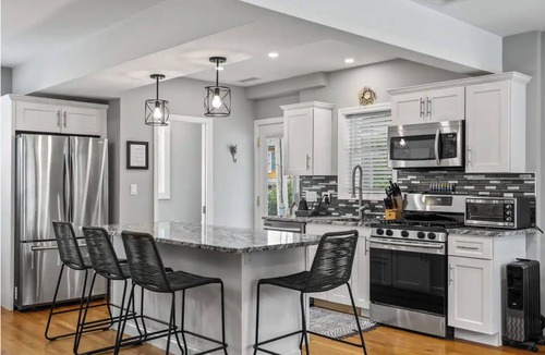Salem House | NEW 3BR Salem Townhouse Minutes to downtown