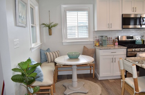 Bayside Apartment | NEW Charming Walk to beach 2-bedroom Coastal Home