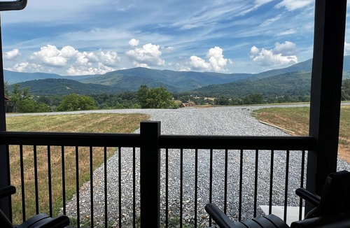 Stanley Cabin | NEW Cozy Couples Log Cabin #7 LURAY Hot Tub Stone Fireplace Mountain Views