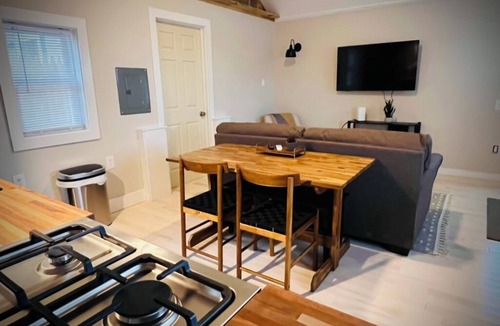 South Hero Apartment | NEW! Cozy Guest House with WiFi, Coffee Bar & Sunsets
